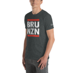 -BRUNZN- Kurzarm-Unisex-T-Shirt